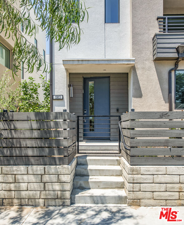 10813 Sarah St, Toluca Lake