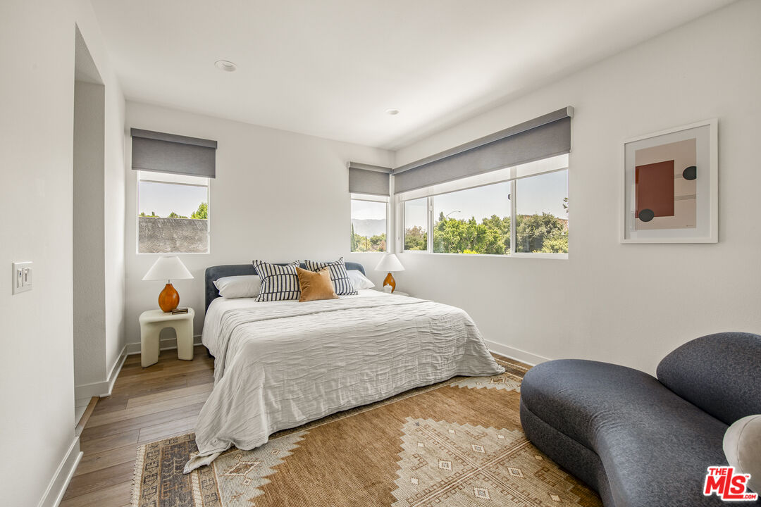 10813 Sarah St, Toluca Lake