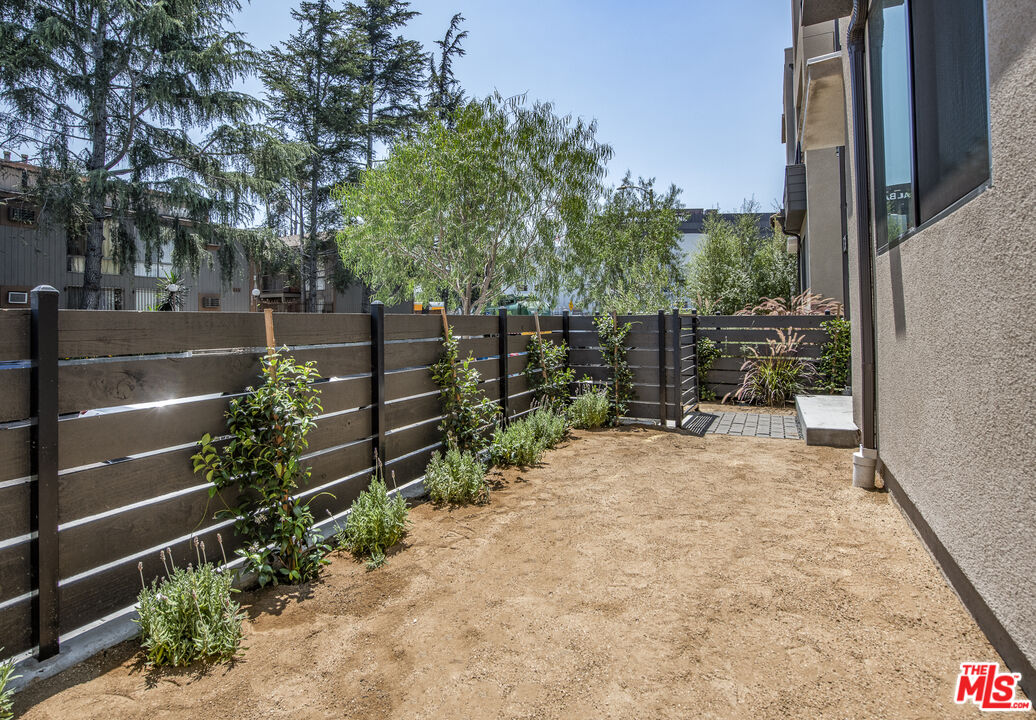 10813 Sarah St, Toluca Lake