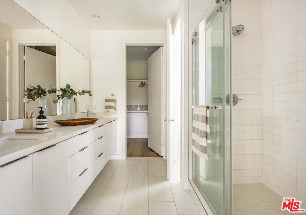10813 Sarah St, Toluca Lake