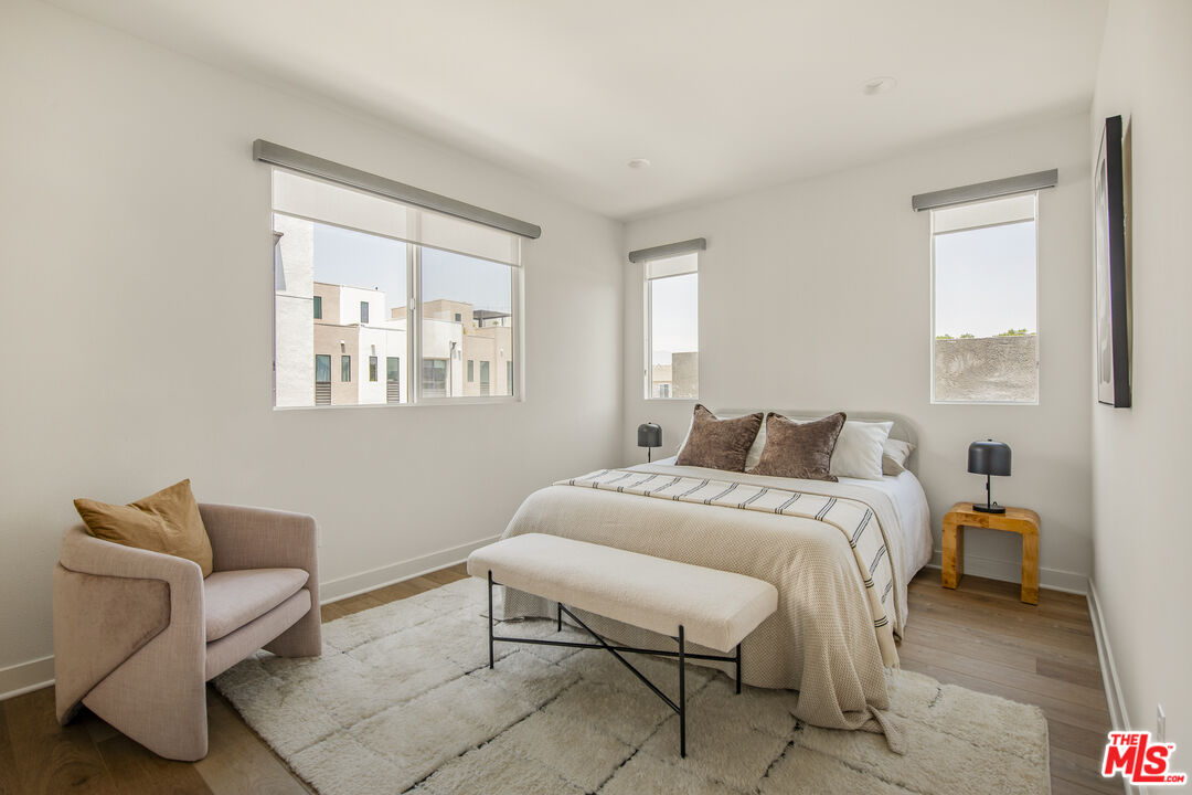 10813 Sarah St, Toluca Lake