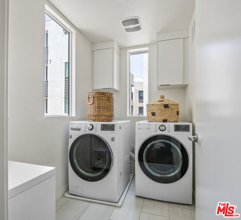 10813 Sarah St, Toluca Lake