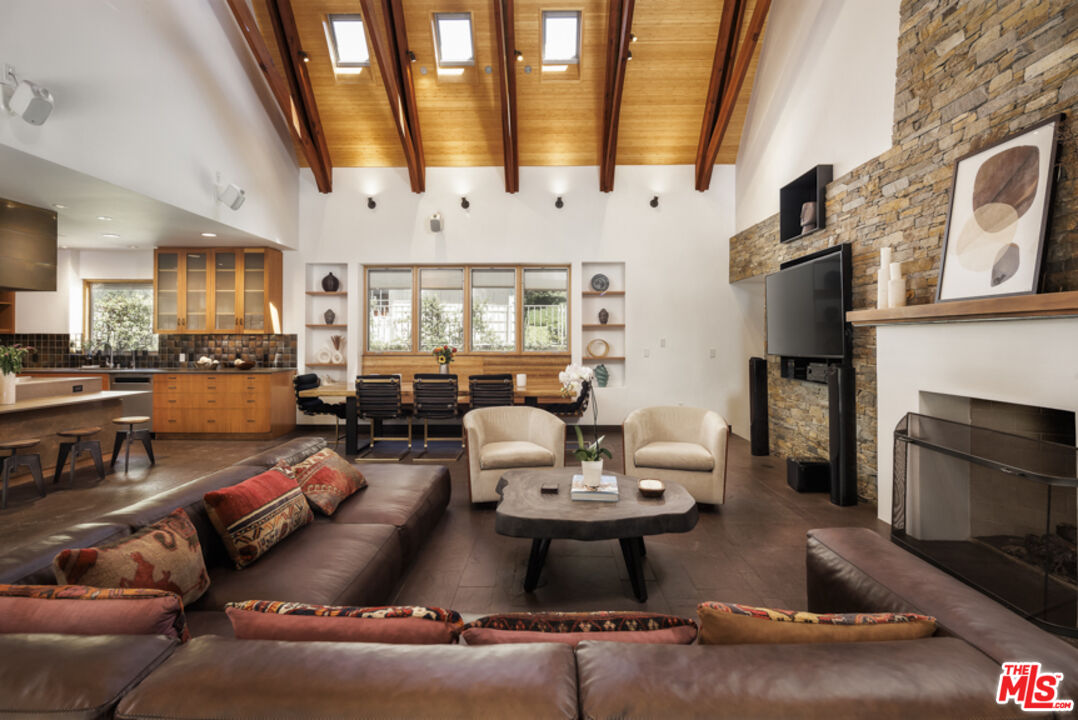 524 N Bundy Dr, Los Angeles