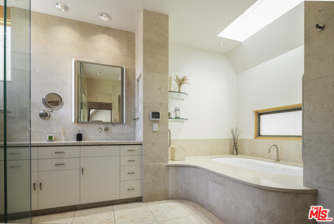 524 N Bundy Dr, Los Angeles