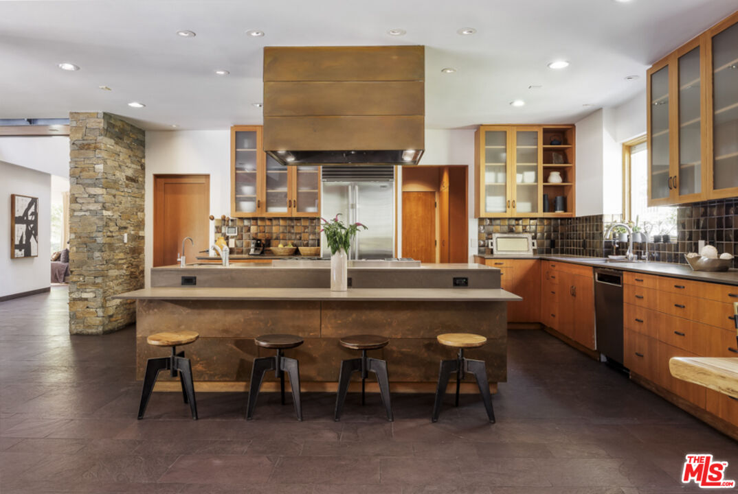 524 N Bundy Dr, Los Angeles