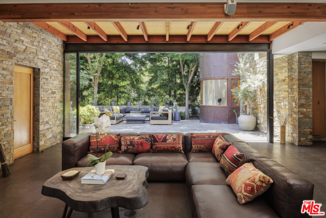524 N Bundy Dr, Los Angeles