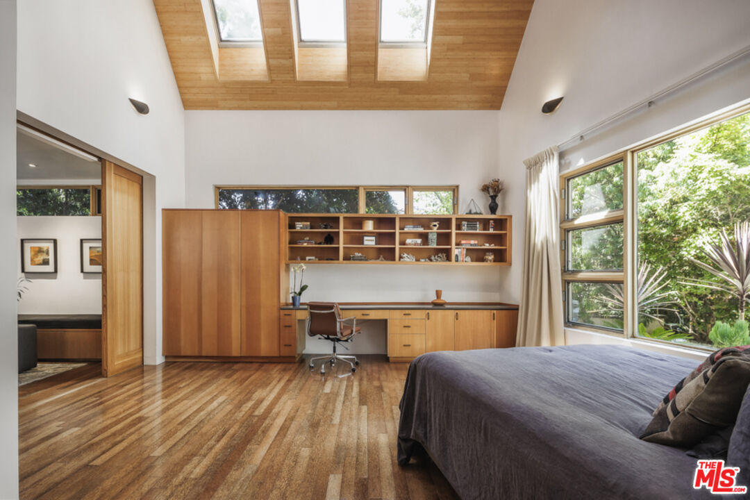 524 N Bundy Dr, Los Angeles