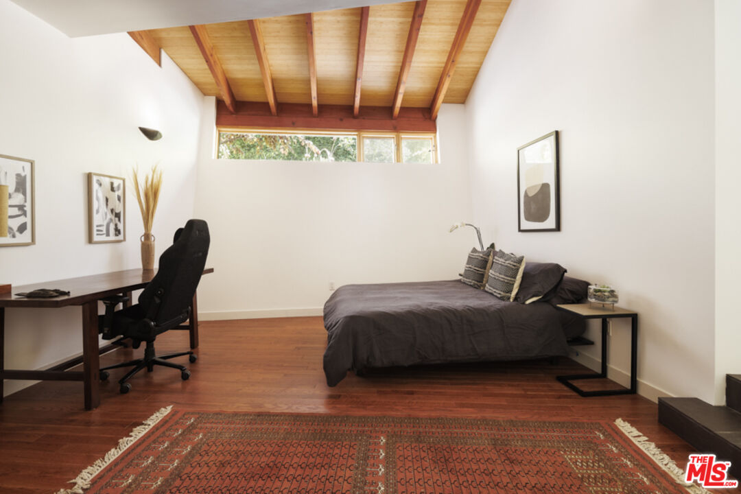 524 N Bundy Dr, Los Angeles