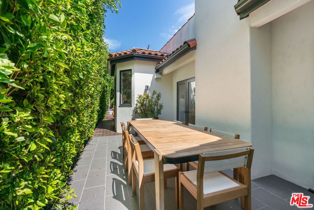 412 N Flores St, Melrose