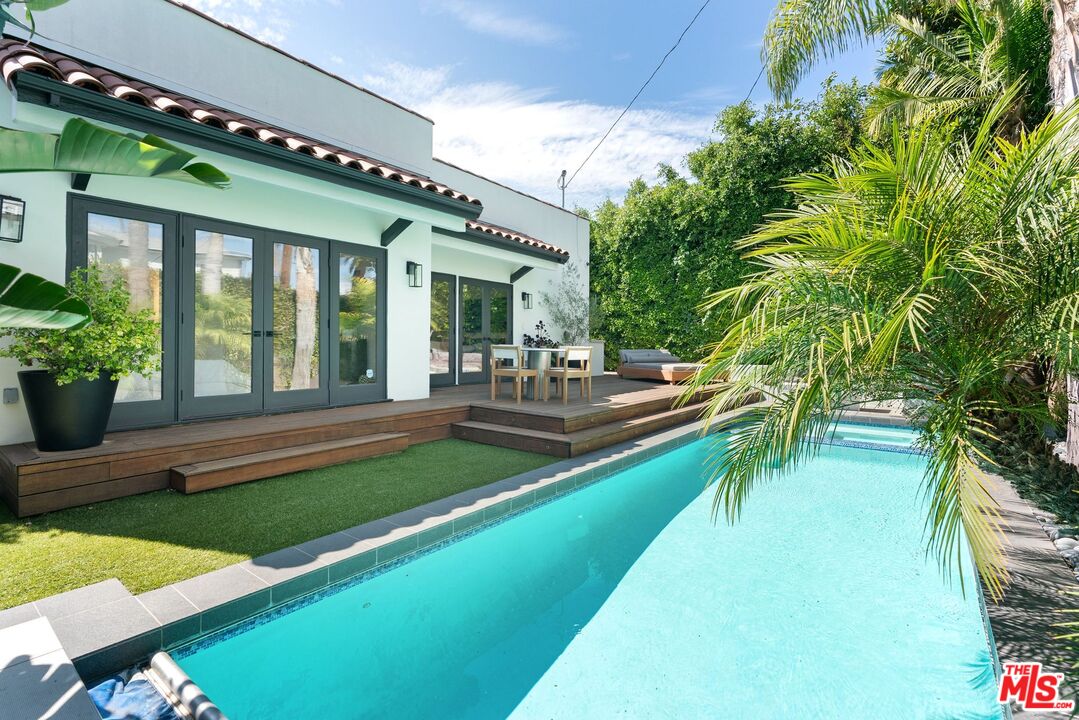 412 N Flores St, Melrose