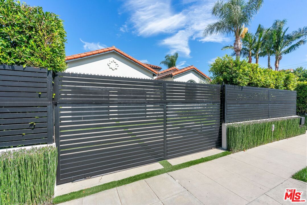 412 N Flores St, Melrose