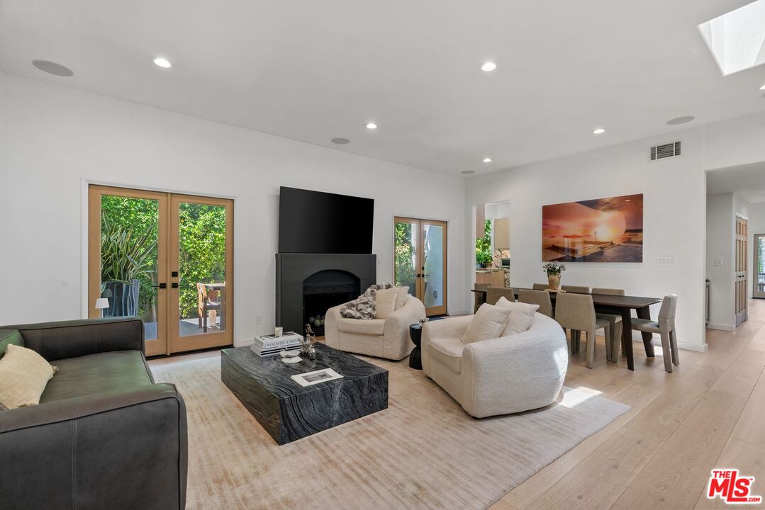 412 N Flores St, Melrose