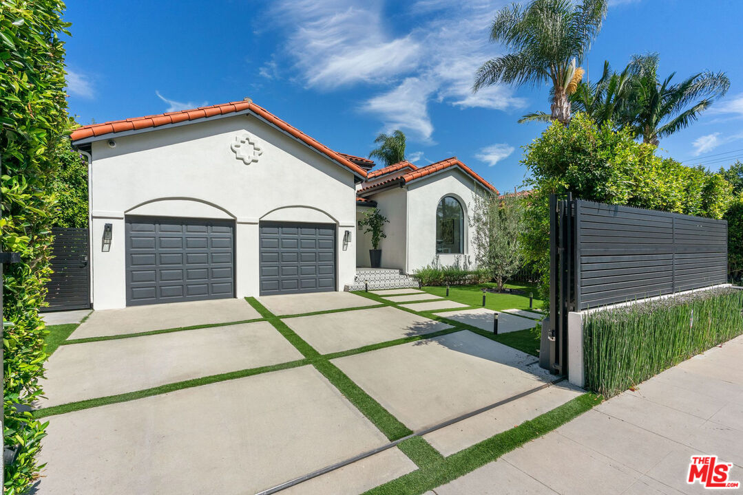 412 N Flores St, Melrose