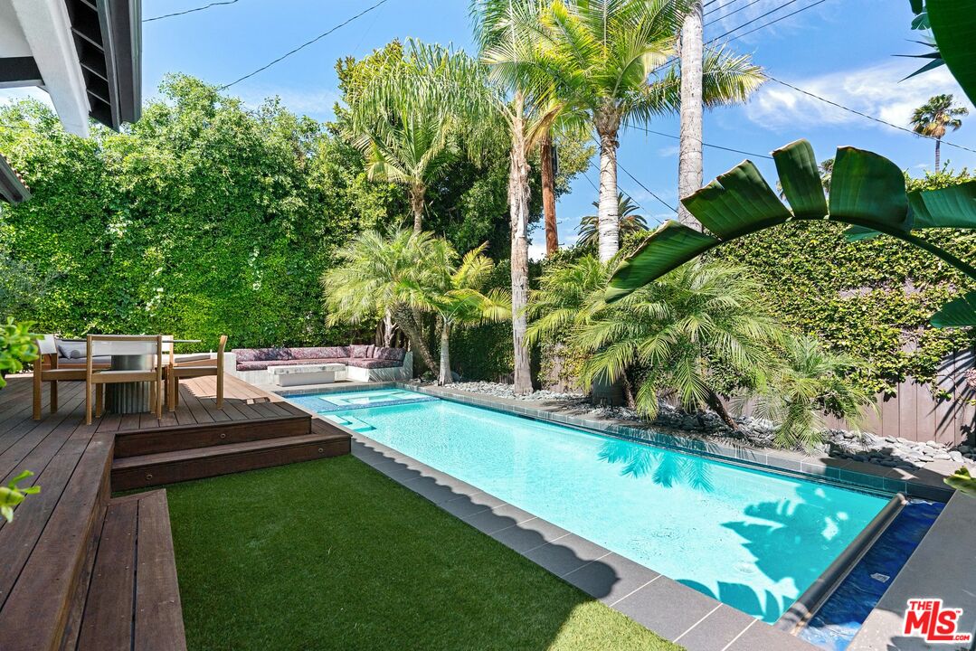 412 N Flores St, Melrose
