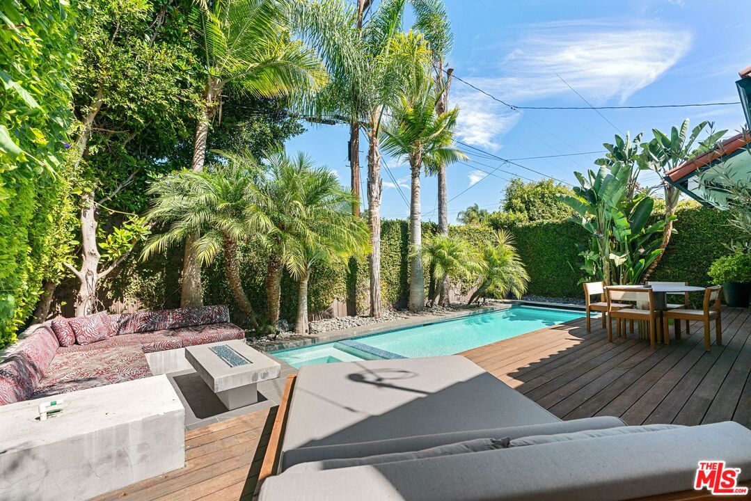 412 N Flores St, Melrose