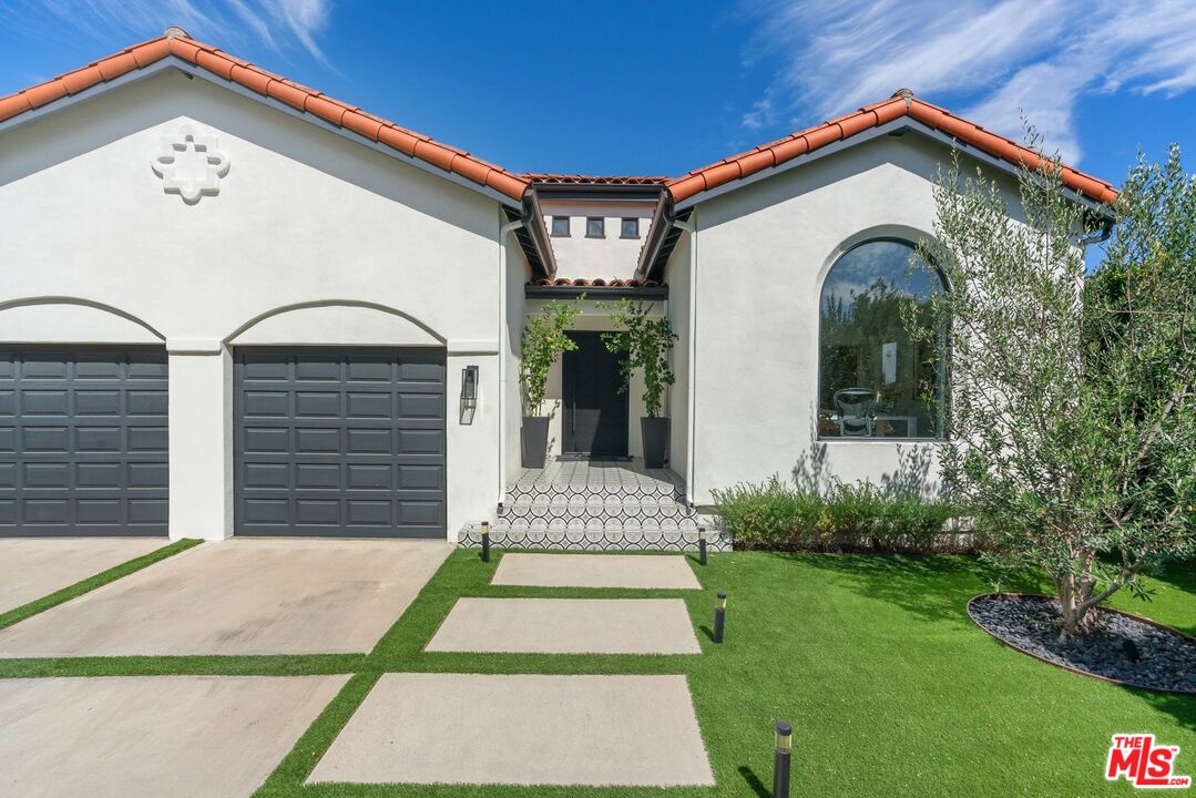 412 N Flores St, Melrose