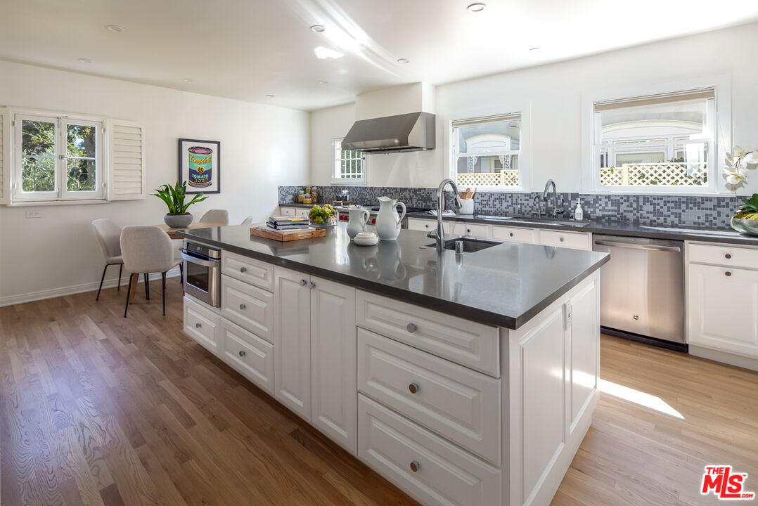712 Walden Dr, Beverly Hills