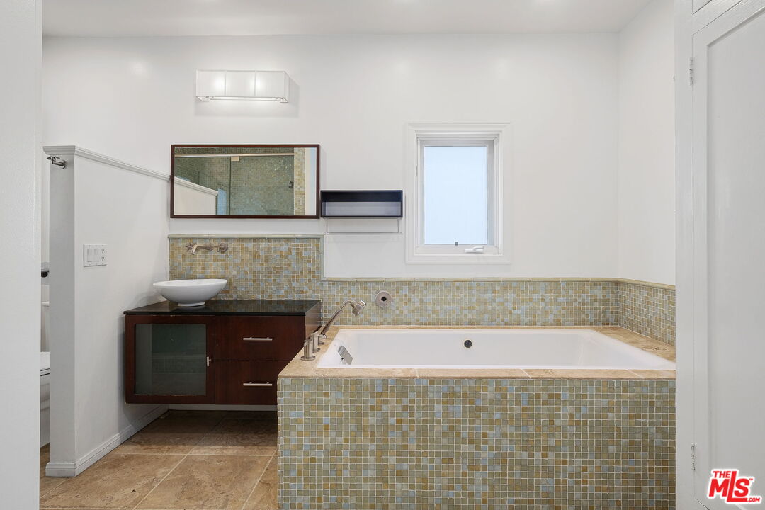 200 S McCarty Dr, Beverly Hills