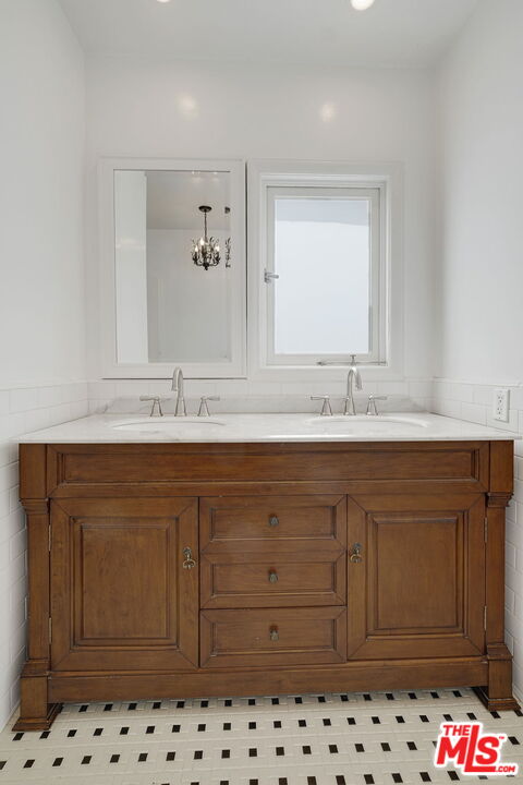 200 S McCarty Dr, Beverly Hills