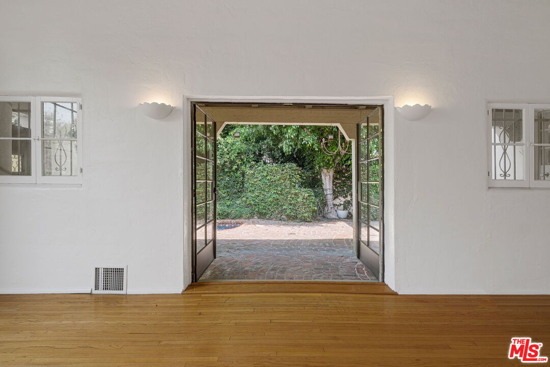 200 S McCarty Dr, Beverly Hills