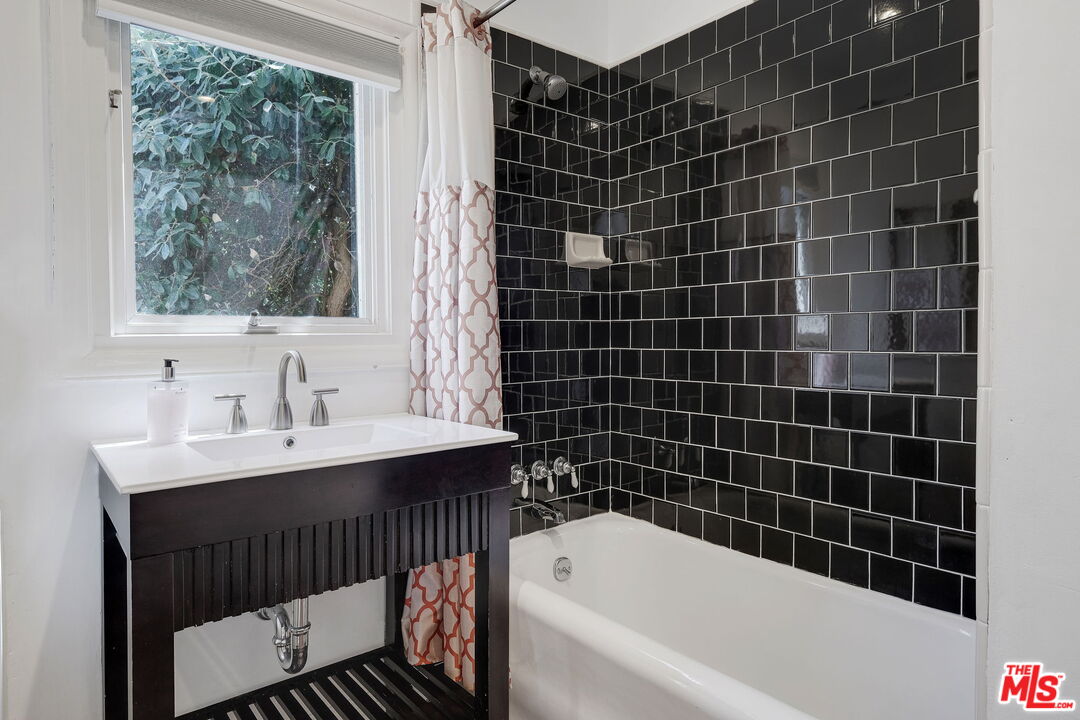 200 S McCarty Dr, Beverly Hills
