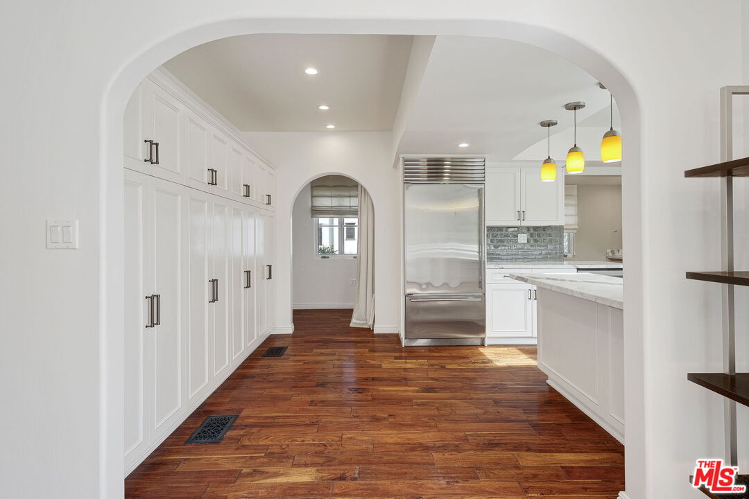 200 S McCarty Dr, Beverly Hills