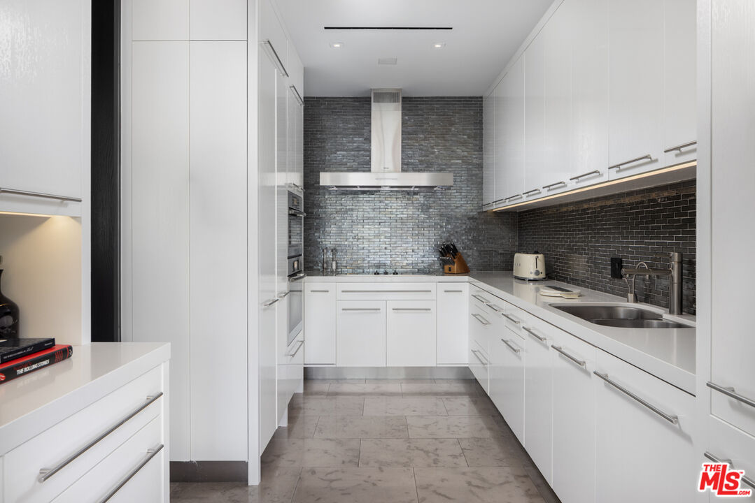 9255 Doheny Rd Unit: 1001