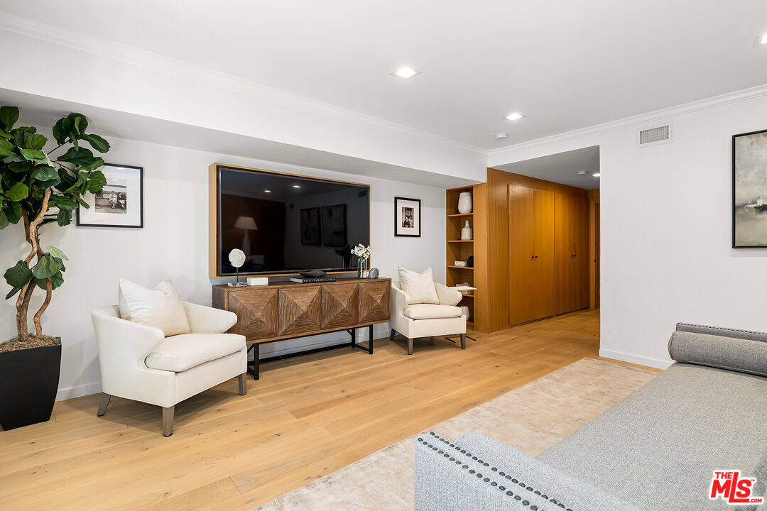 1124 Laurel Way, Beverly Hills