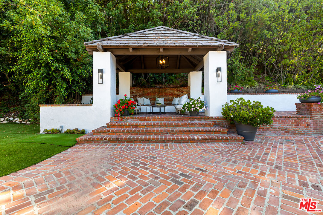 1124 Laurel Way, Beverly Hills