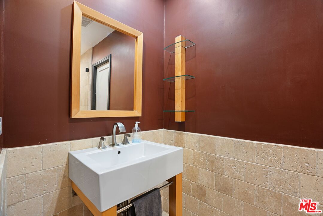 1301 Sunset Plaza Dr, Sunset Strip