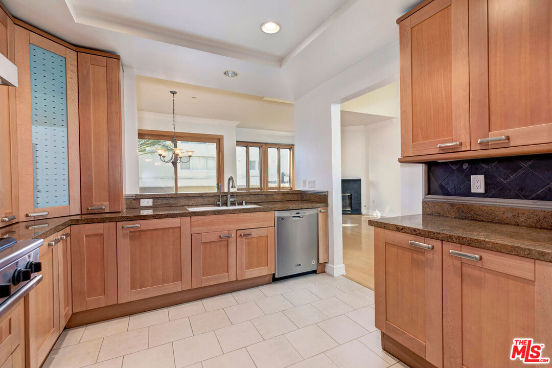 411 N Oakhurst Dr Unit: 404, Beverly Hills 