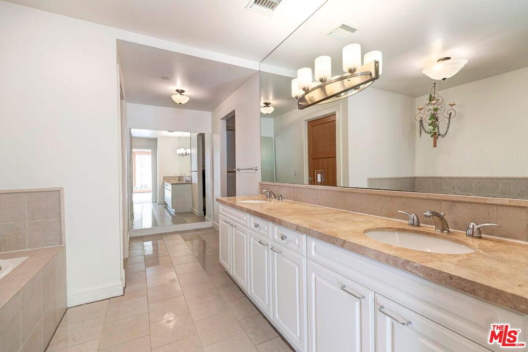 411 N Oakhurst Dr Unit: 404, Beverly Hills 