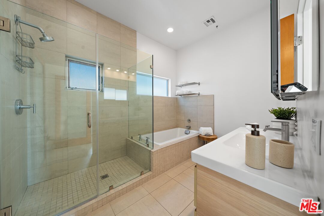 330 Venice Way, Venice