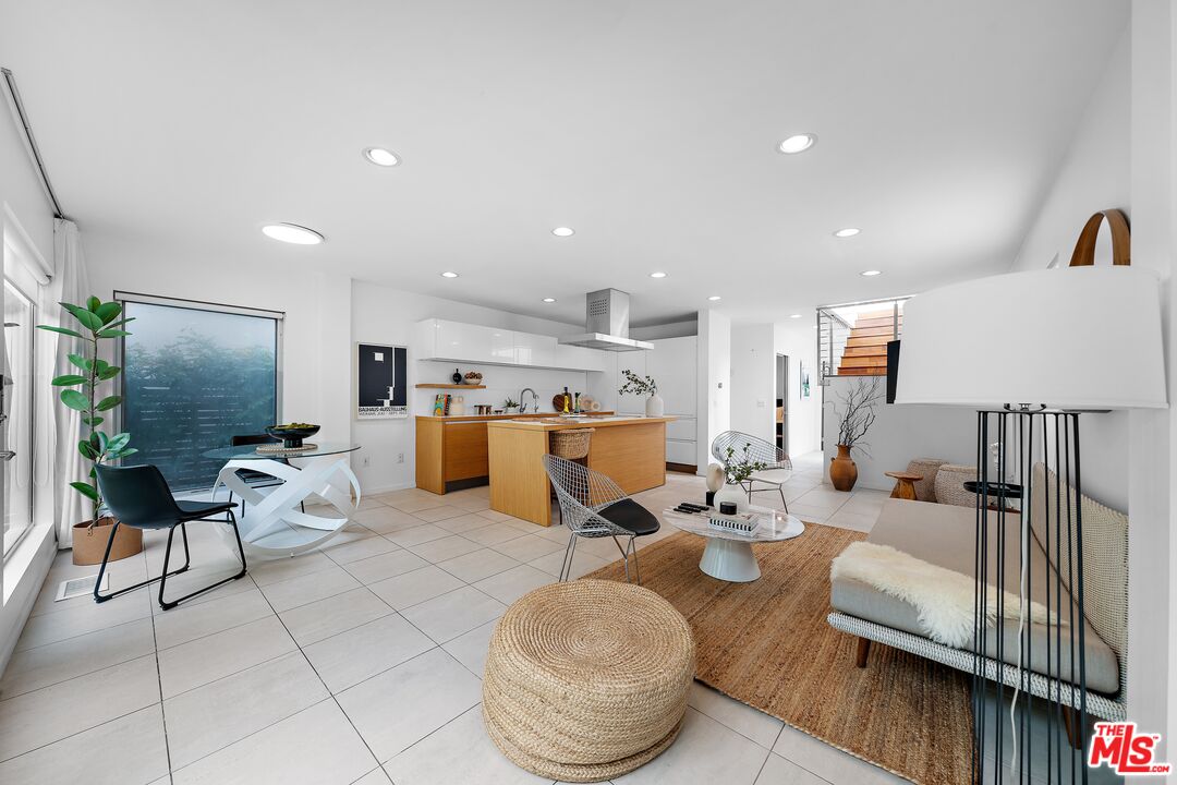 330 Venice Way, Venice