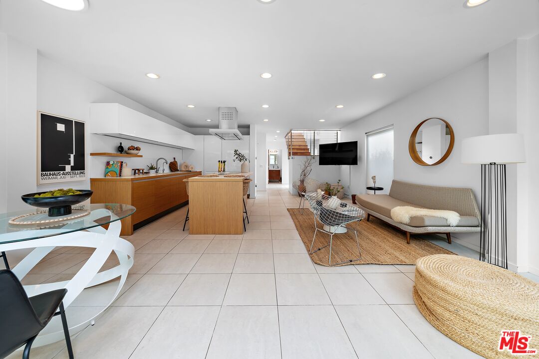 330 Venice Way, Venice