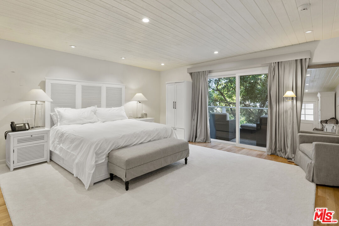 13679 Mulholland Dr, Beverly Hills