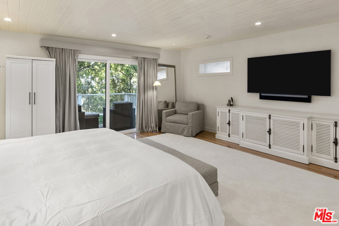 13679 Mulholland Dr, Beverly Hills