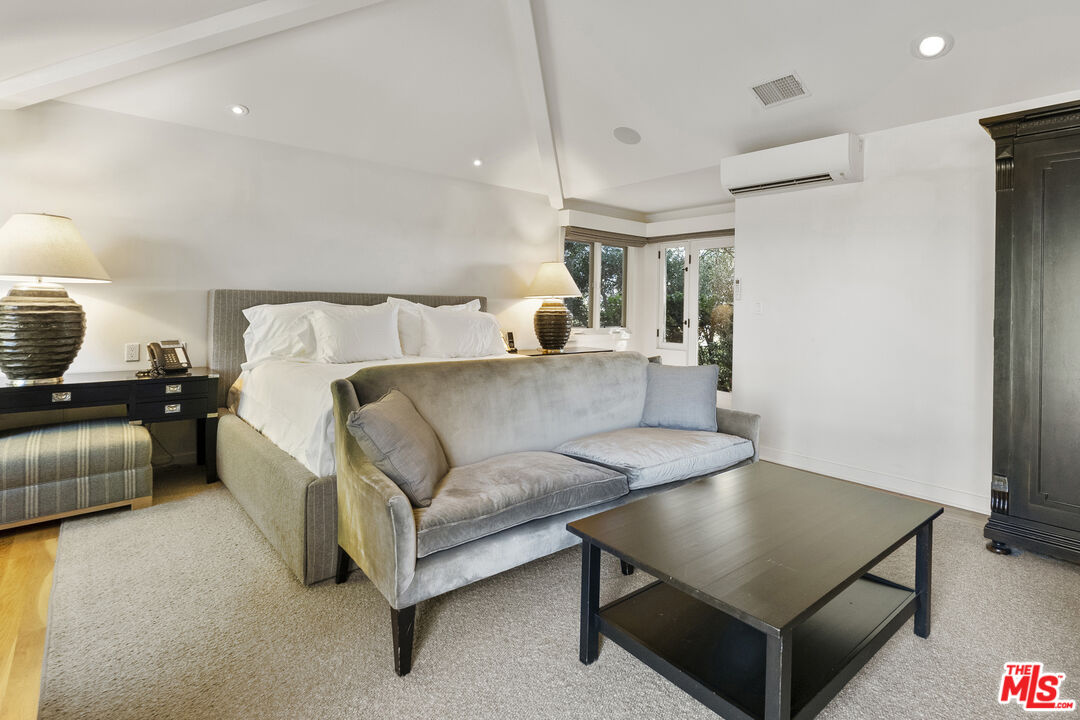 13679 Mulholland Dr, Beverly Hills