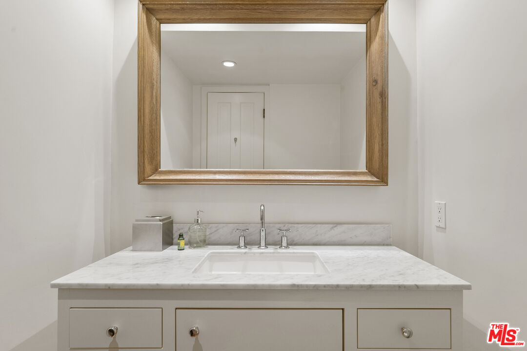 13679 Mulholland Dr, Beverly Hills