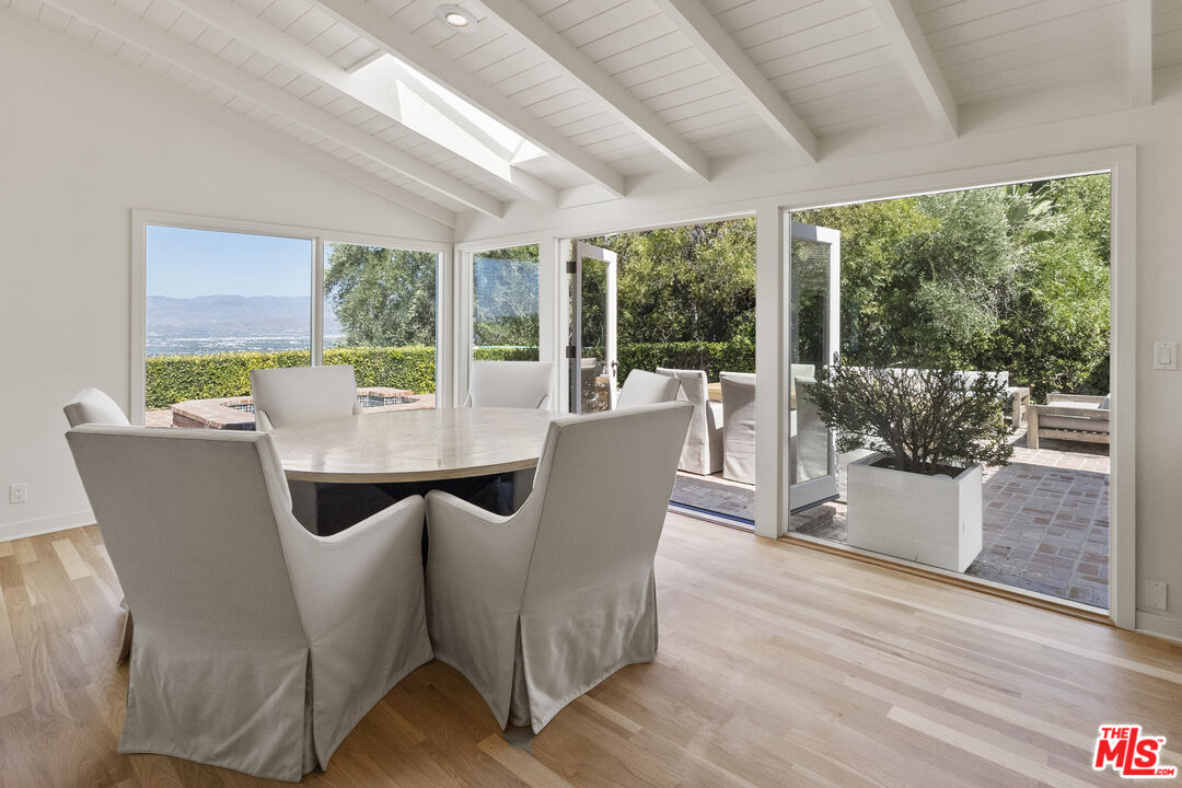 13679 Mulholland Dr, Beverly Hills