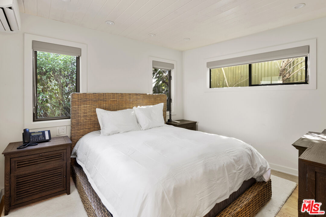 13679 Mulholland Dr, Beverly Hills