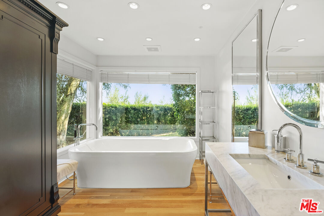 13679 Mulholland Dr, Beverly Hills