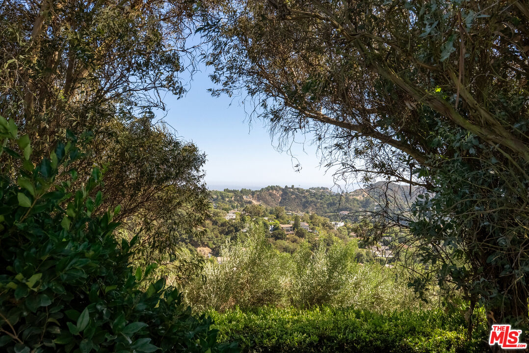 13679 Mulholland Dr, Beverly Hills