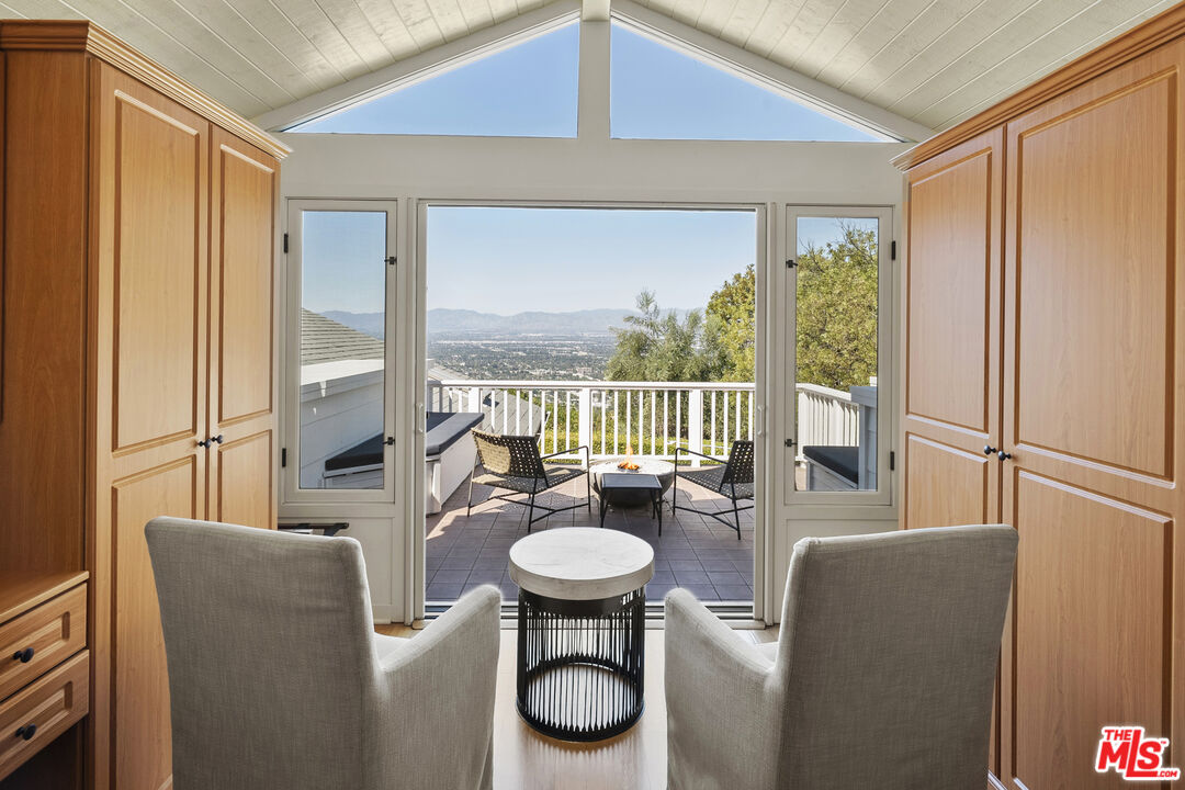 13679 Mulholland Dr, Beverly Hills
