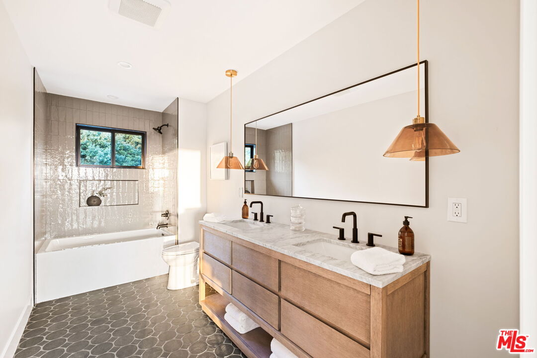 890 Falmouth St, Thousand Oaks