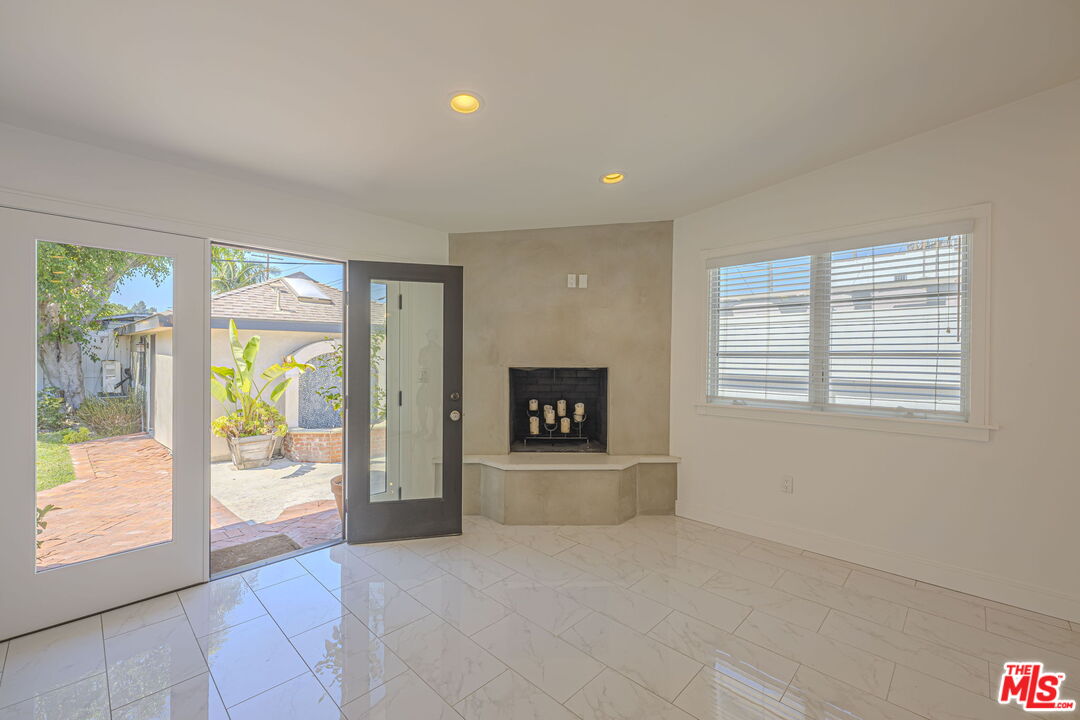 645 N Sierra Bonita Ave, Beverly Center