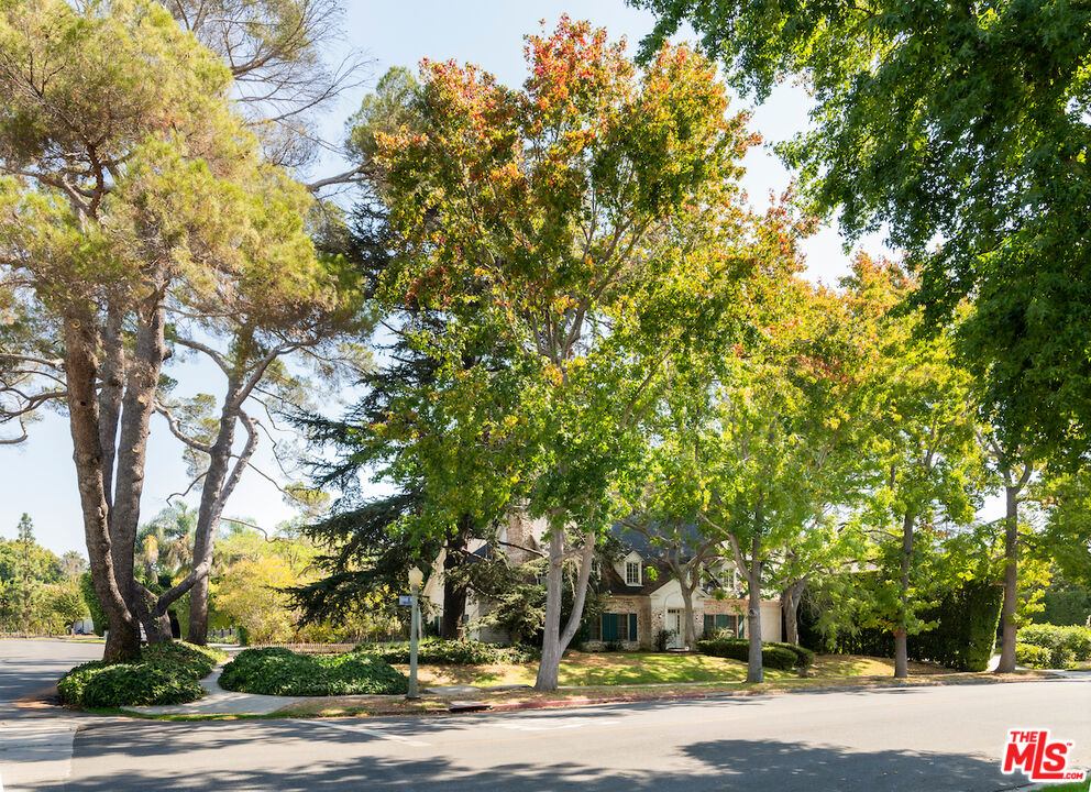 600 Warner Ave, Westwood