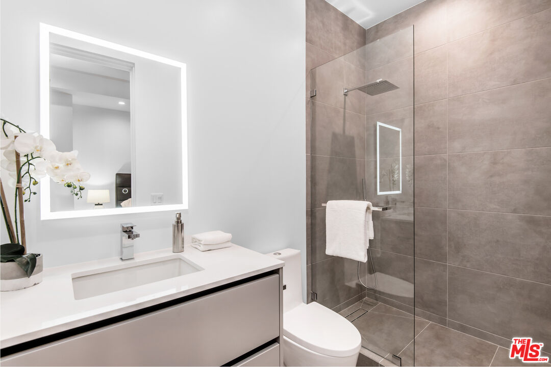 10453 Whipple St, Toluca Lake