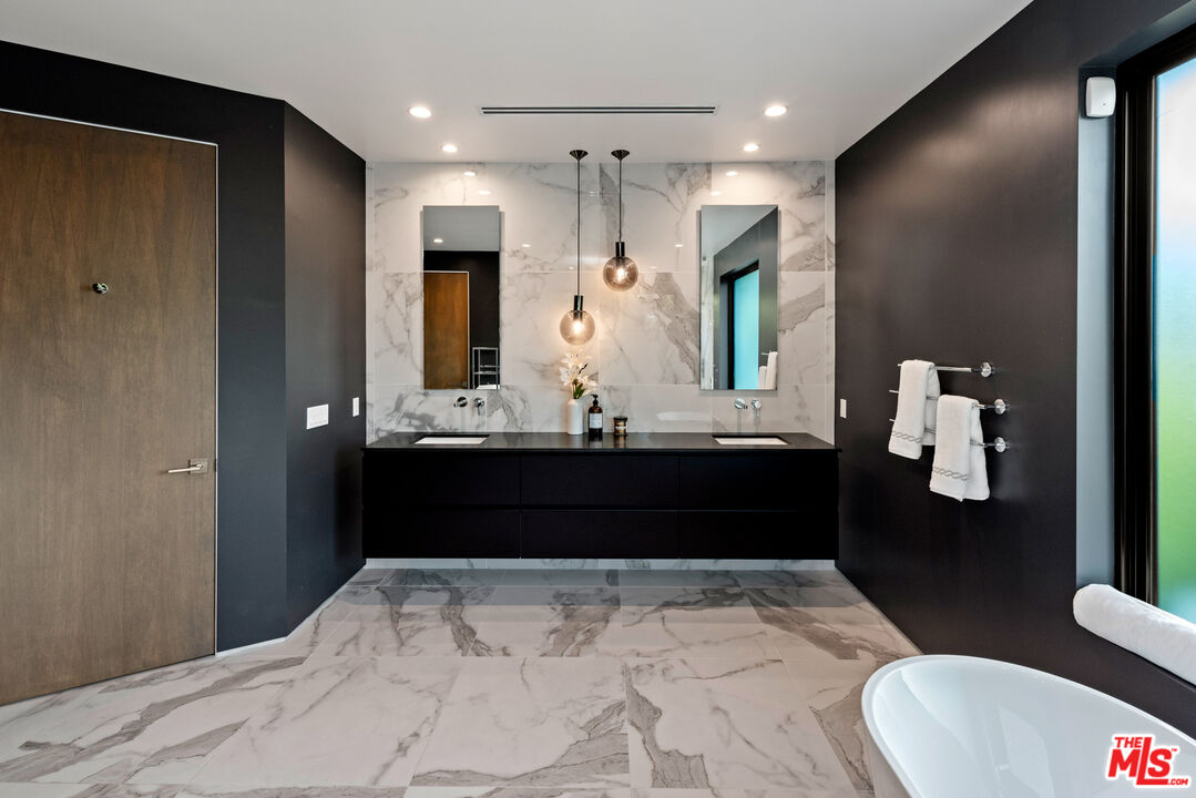 10453 Whipple St, Toluca Lake