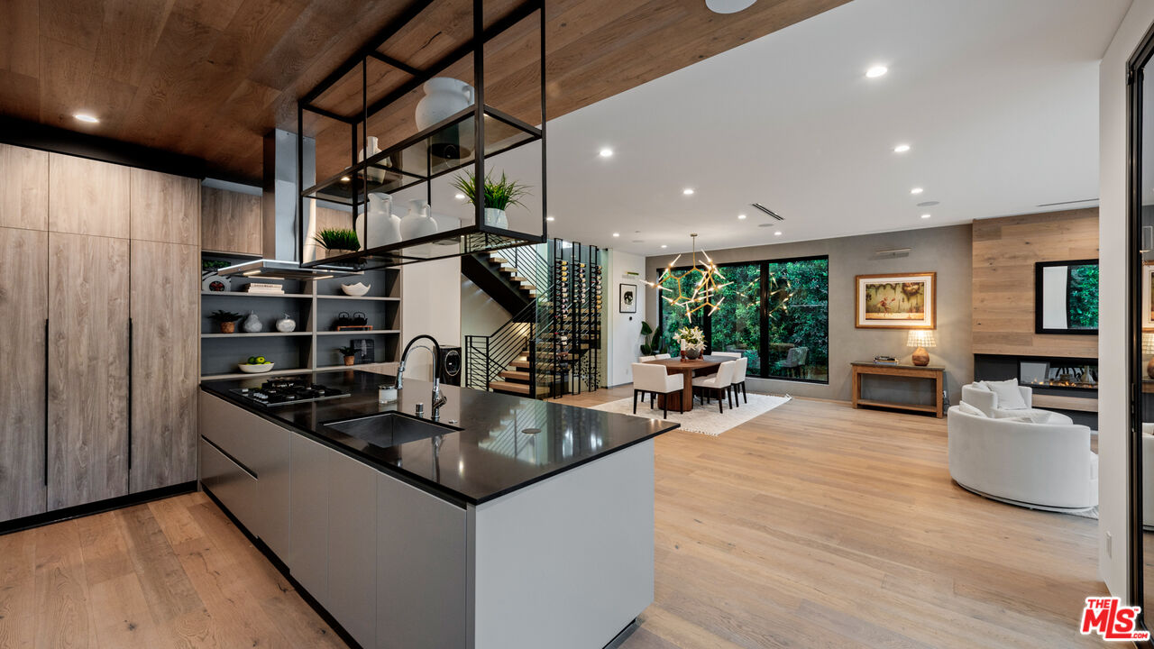 10453 Whipple St, Toluca Lake